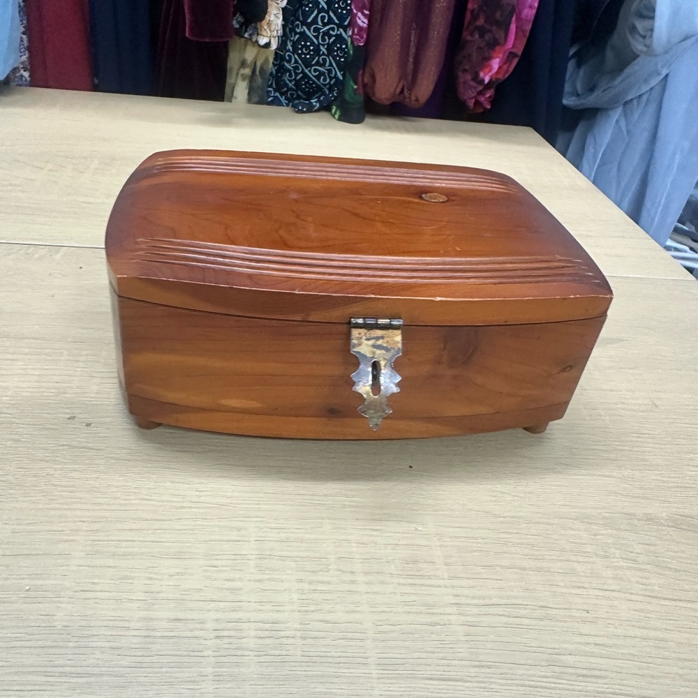 Vintage Art Deco Cedar Trinket/Souvenir Box with Brass Hinges and Fastner EUC - Picture 2 of 8